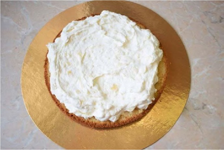 Творожный крем для бисквитного торта рецепт. Торт белый зяруса сверху творожный крем.